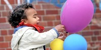 Kind Luftballons