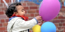 Kind Luftballons