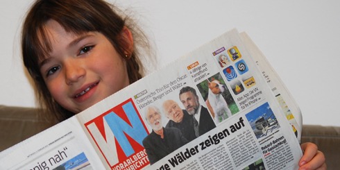 kind liest Zeitung