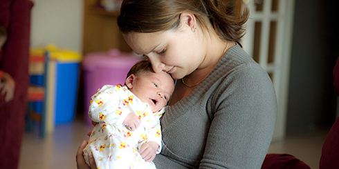 mother and small baby 1290405 yc0407206360 web
