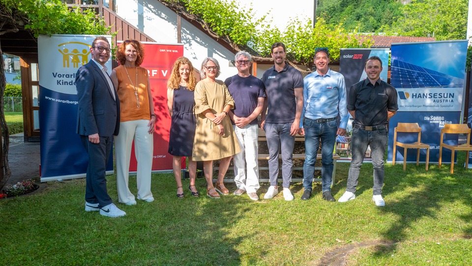 Ermöglichten gemeinsam die vierte PV-Anlage für das Vorarlberger Kinderdorf (von links): Markus Klement (ORF-Landesdirektor), Alexandra Wucher (Geschäftsführerin Vorarlberger Kinderdorf), Carmen Fanceschini (ORF-Moderatorin), Susanne Glatzel (Geschäftsführerin Hansesun), Klaus Frehner (Geschäftsführer Hansesun), Joachim Puchner (ORF-Kamerafahrer), Raimund Horny (energy3000) und Markus Schmiedle (aerocompact).

Foto: Hansesun/Jan Glatzel