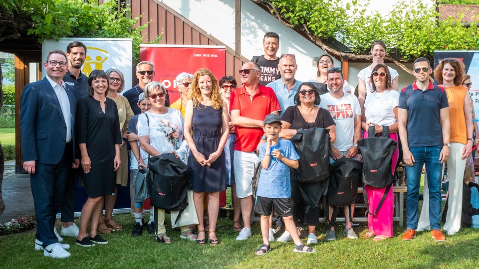 Photovoltaik-Marktführer Hansesun und der ORF Vorarlberg ermöglichten mit der vierten Auflage der Gewinnspiel-Aktion „Sonnemonat Mai“ die vierte PV-Anlage für das Vorarlberger Kinderdorf. Im Bild die glücklichen Gewinner:innen und die Sponsoren der Aktion.

Foto: Hansesun/Jan Glatzel