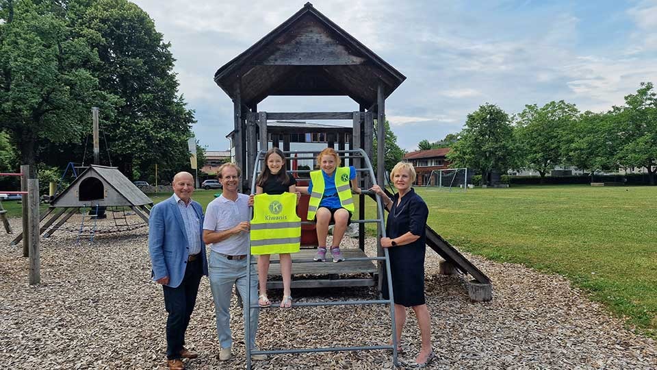 Manfred Puchner (Kiwanis), Simon Burtscher-Mathis (Vorarlberger Kinderdorf) und Andrea Amann vom Kiwans Club Feldkirch-Montfort sowie zwei Kinder von Mitarbeitenden des Vorarlberger Kinderdorfs. Foto: Vorarlberger Kinderdorf