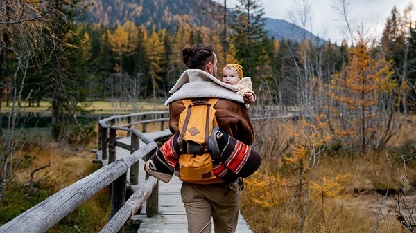 Papa mit Kind beim Spazierengehen © Pexels / Tatiana Syrikova