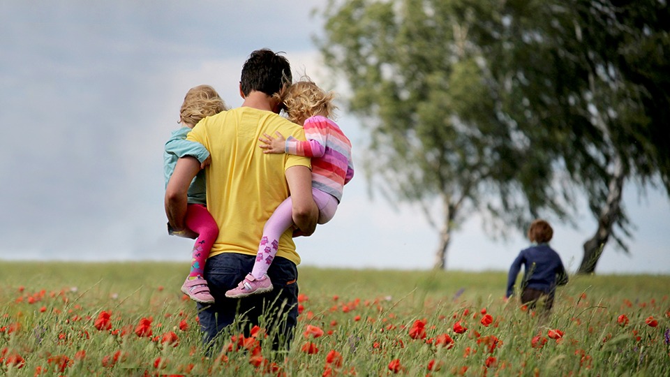 Mann geht mit Kind spazieren © Pexels / Tatiana Syrikova