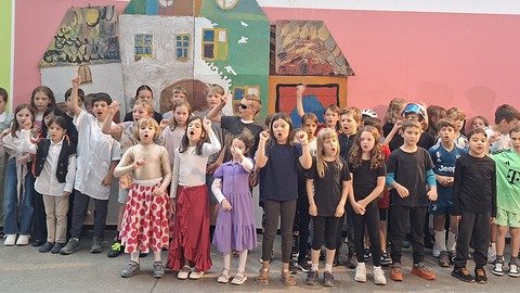 Volksschule Kirchdorf führt Zeitkapsel-Theaterstück auf