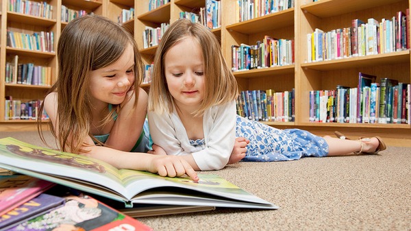 Zwei Mädchen lesen ein Buch